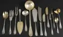 Pièces de service, 14 pièces – 12x argent 800, env. 745 g, 1 louche argentée, 1 couteau à poisson manche en argent, L= 14-32 cm, entre autres…