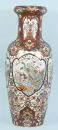 Vase de sol – porcelaine, peinte à la main, riche décor floral, 4 cartouches avec motifs d'oiseaux, corps balustre, H= 90 cm, Chine