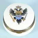 Boîte à couvercle – Porcelaine, peinte à la main, couvercle avec aigle bicéphale et armoiries, monture en laiton, ronde, H= 3 cm, D= 4,5 cm, 19e s.