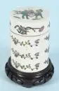 Boîte à couvercle – Porcelaine, peinte à la main, décor floral tout autour, couvercle à motif figuratif, corps cylindrique, H= 11 cm, Chine
