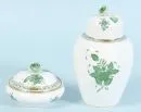 Boîte à couvercle et vase à couvercle "Herend" – Porcelaine, peinte à la main, décor "Apponyi, vert", formes diverses, H= 8/19 cm