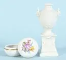 Dekseldoos en vaas "Nymphenburg" – Porselein, doos handbeschilderd met bloemmotief, H= 4,5 cm, vaas op sokkel met 2 vrouwenhoofden