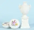 Boîte à couvercle et vase "Nymphenburg" – Porcelaine, boîte peinte à la main avec motif floral, H= 4,5 cm, vase sur socle avec 2 têtes féminines