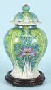 Vase à couvercle – porcelaine, peinte à la main, décorations florales continues avec scarabées et papillons, corps balustre, H= 39 cm, marque aux caractères rouges, Chine, avec support en bois sculpté