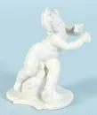 Figuur - Putto met druiven "Nymphenburg" – Porselein, wit, op gebogen sokkel, H= 9,5 cm, ontwerp F.A. Bustelli, modelnr. 256/2