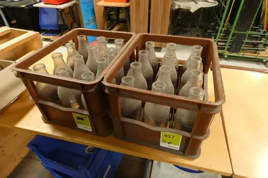 2x alte Glasflaschen mit Kiste