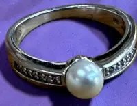 Silberring-925- mit Perle, beidseitig klare Steine "Fossil" RG 59, 4,89 gr