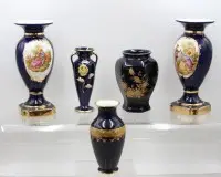 Lot de 5 vases cobalt divers, décors et manufactures différents, env. H 18 à 26 cm