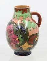 Vase en céramique Art nouveau, NORICA, dessin de Carl Sigmund Luber (1868-1933), malheureusement plusieurs éclats et chips sur le pied, env. H 20,5 cm