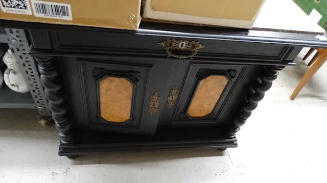 1 chest of drawers