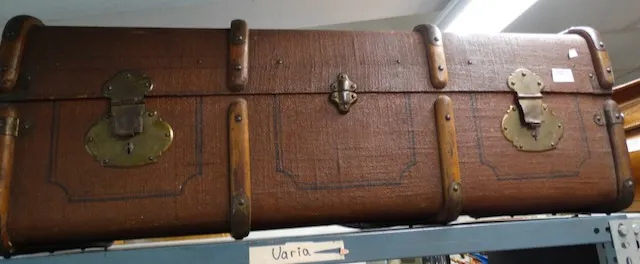 1 steamer trunk