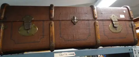 1 steamer trunk