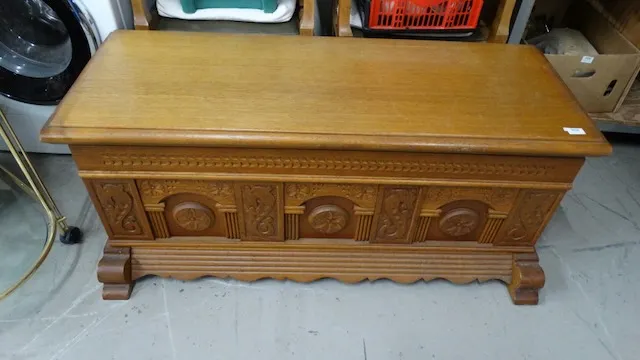 1 flat-lid chest