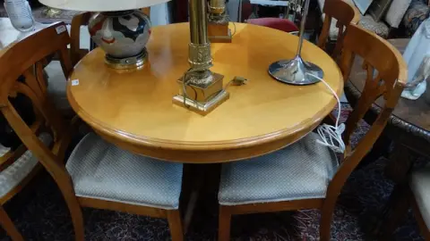 1 table + 4 chairs
