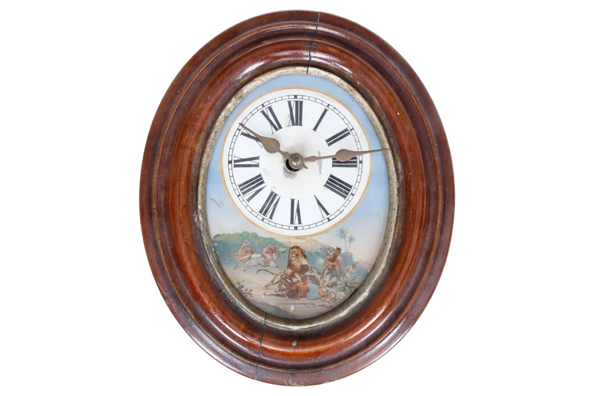 Ovale Wanduhr