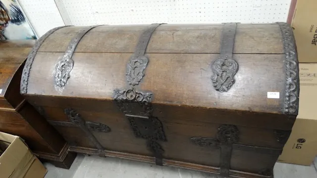 1 dome-top trunk