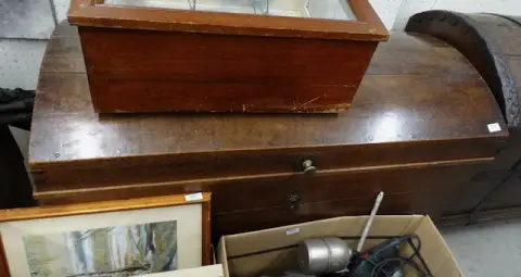 1 round-lid chest