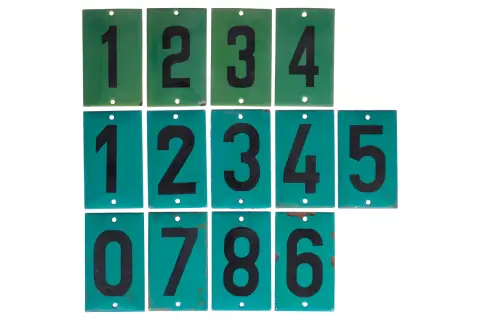 Zestaw 9 emaliowanych tabliczek z numerami 0-8 i 4 emaliowanych tabliczek z numerami