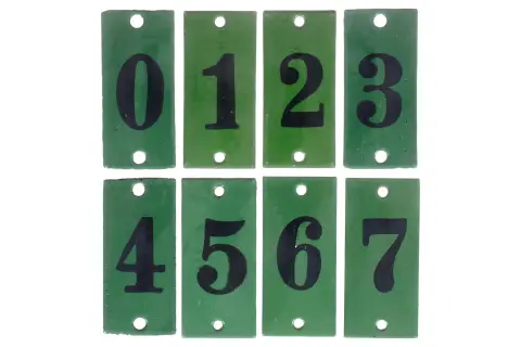8 małych emaliowanych tabliczek z numerami