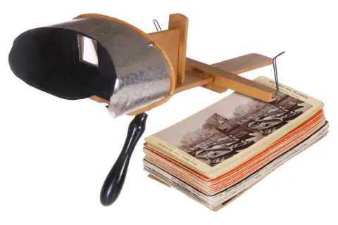 Przeglądarka stereoskopowa, drewno, ok. 1900, z ok. 40 zdjęciami stereo, dł. 34 cm