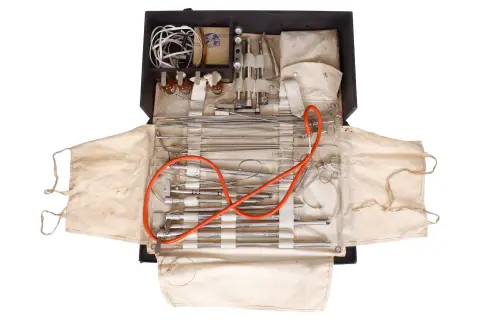 Medizinischer Instrumentenkasten ”Broncho-Oesophagoskopie” nach Brünings