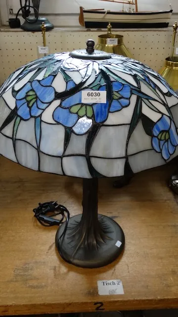 1 Tiffany-style table lamp