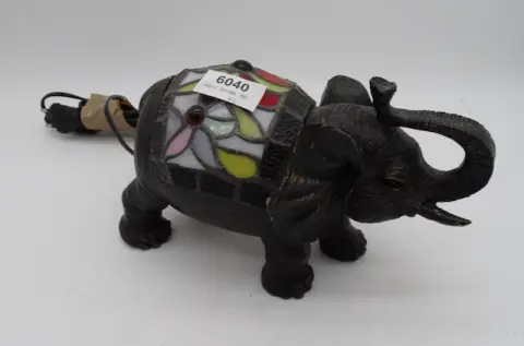 1 Tiffany-style table lamp "Elephant"