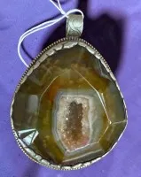 grosser Achat-Anhänger, mittig mit Druse/Geode, silberfarbene Fassung, 7x5 cm, 82,5 gr., T-2,5 cm
