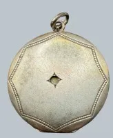 Photo brooch, silver tested, center stone/pearl missing, photo of a young soldier inside, 2.8 cm, 1.33 g