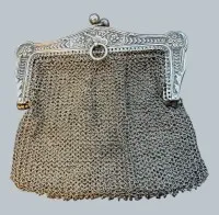 mittelgrosse Silber-Kettenbörse (geprüft) mit innen noch ein Fach mit extra Verschluss, 8x8 cm, 80,6 gr
