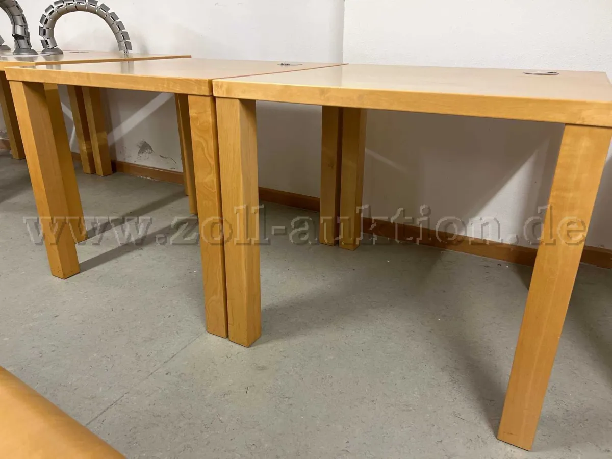 2 tables carrées - Fabricant : Einkaufszentrale für Bibliotheken GmbH
