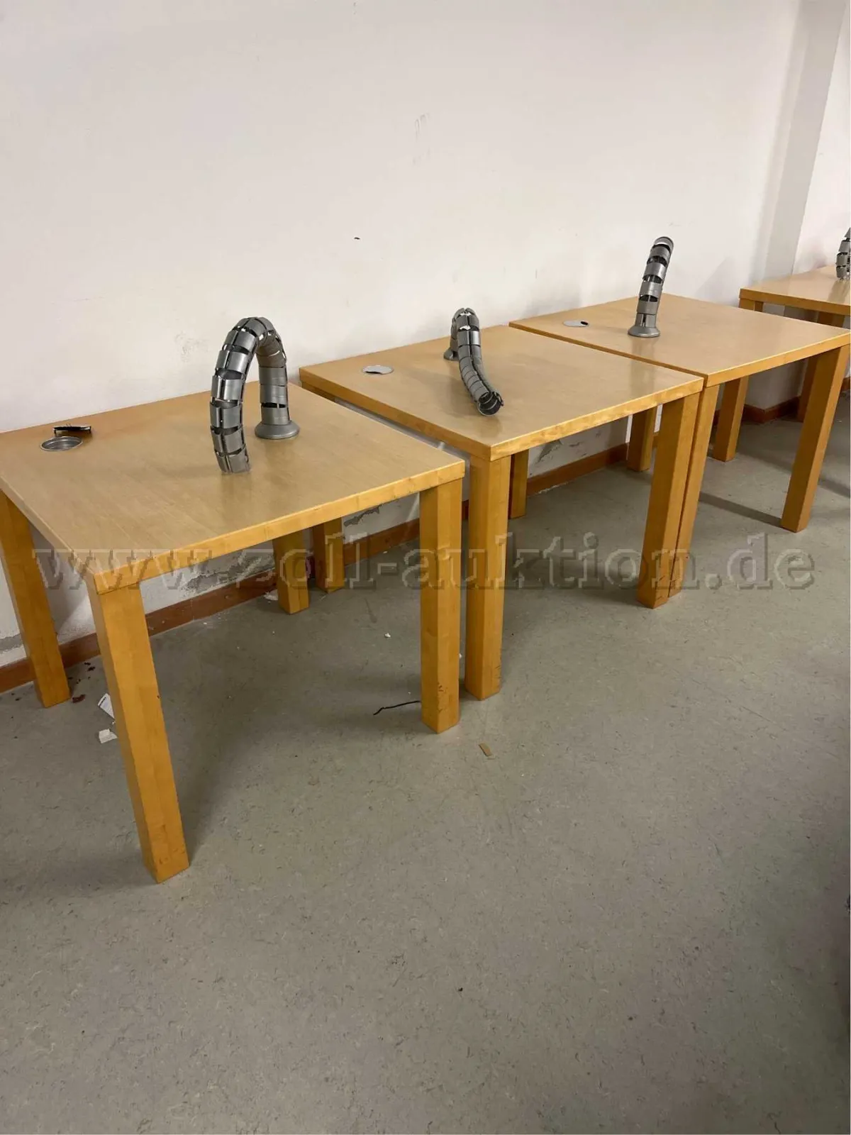 3 tables carrées - Fabricant : Einkaufszentrale für Bibliotheken GmbH