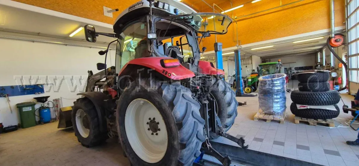 1 台 Steyr 4110 林业四驱拖拉机含前置装载机