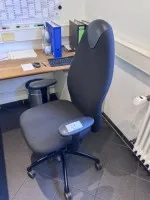 1 swivel chair with armrests