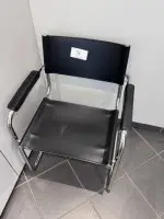 1 visitor chair