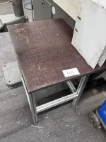 1 Tisch mit 2 Stühlen
