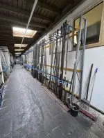1 položka regálů pro svislé skladování tyčového materiálu, cca 50 bm