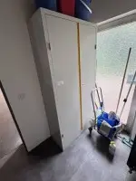 1 kovová skříň na nářadí
