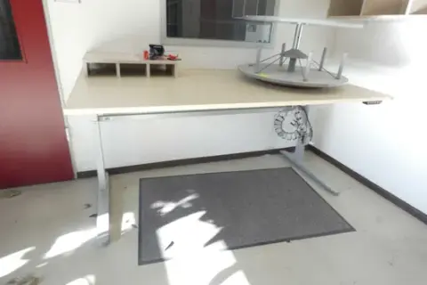 Electrically height-adjustable desk