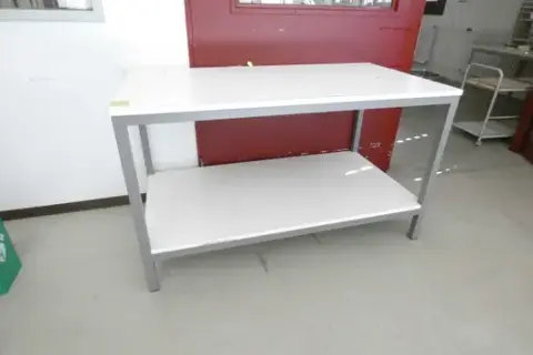 Stůl se dvěma policemi