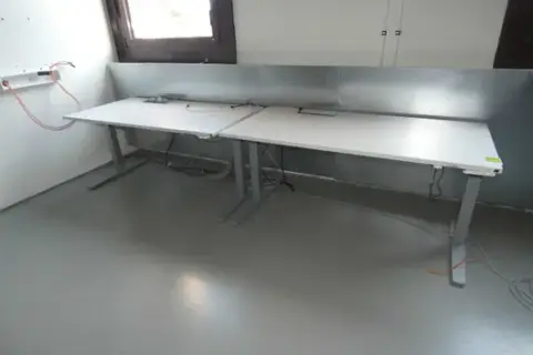 2x Electrically height-adjustable desk
