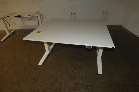 Biurko z elektryczną regulacją wysokości