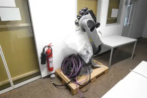 Comau - Robot przemysłowy z kablami