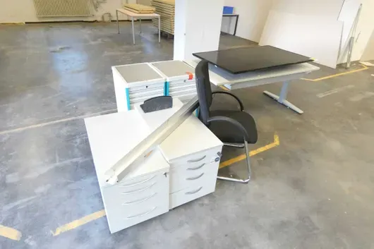 Mixed lot (furniture/technical equipment)