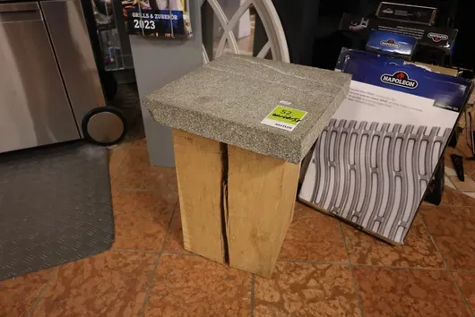 1 x Beistelltisch mit Natursteinplatte