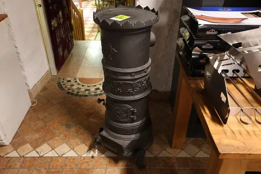 Antieke versierde gietijzeren houtkachel