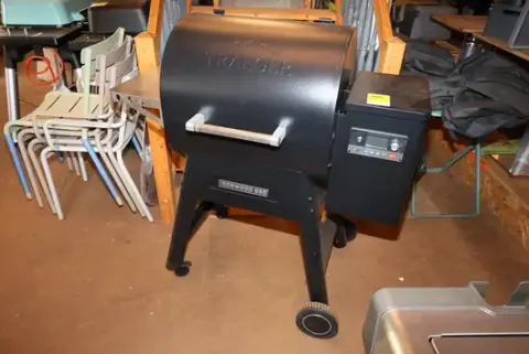 Gril na dřevěné uhlí Traeger Ironwood 650