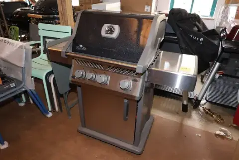 Plynový gril Napoleon Rogue XT 425