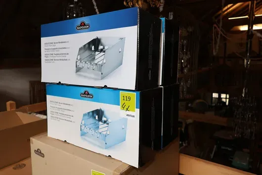 4 x hořák Napoleon Sizzle Zone - větrná clona s držákem na rožeň