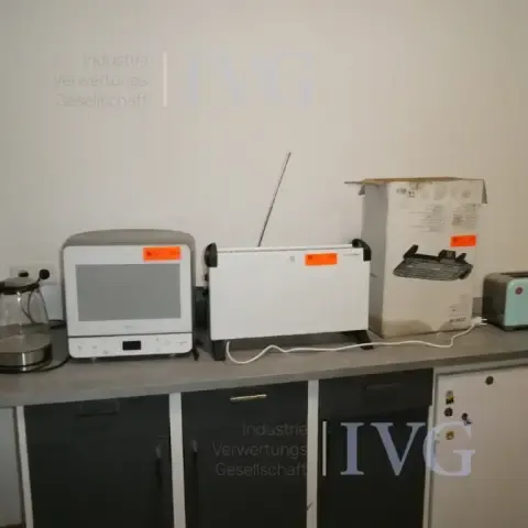 Lot of kitchen appliances